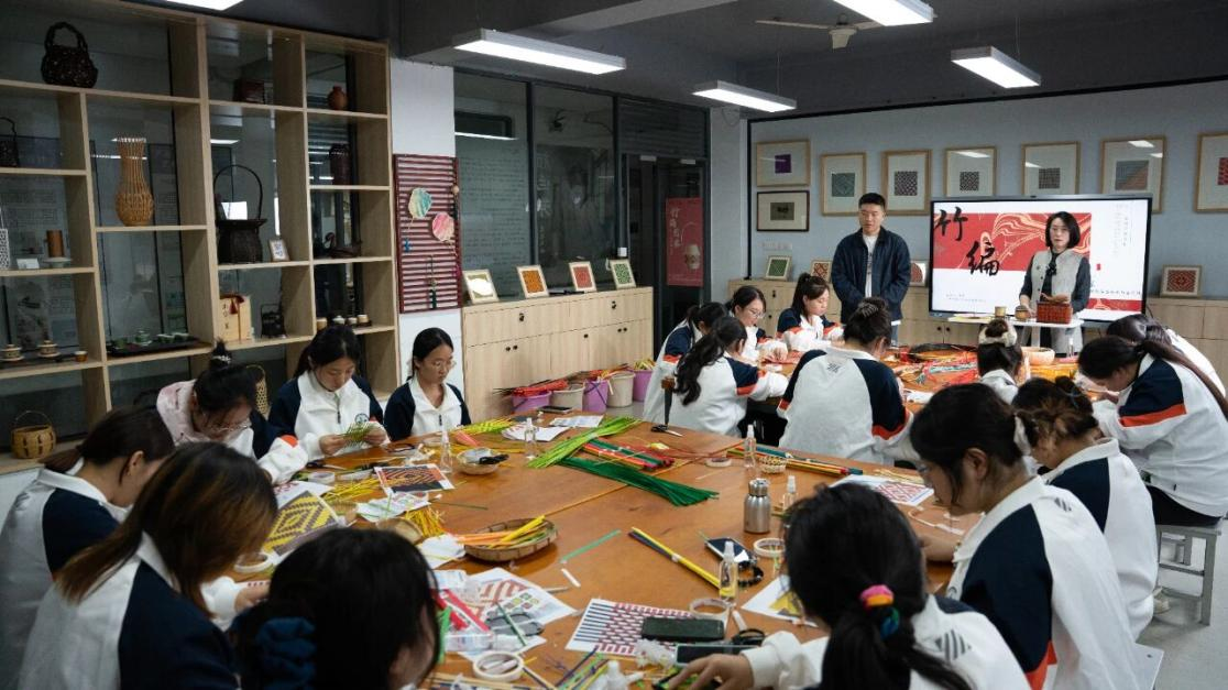 为非遗“添彩”，为青春“赋能”：江苏建院的文化育人新实践